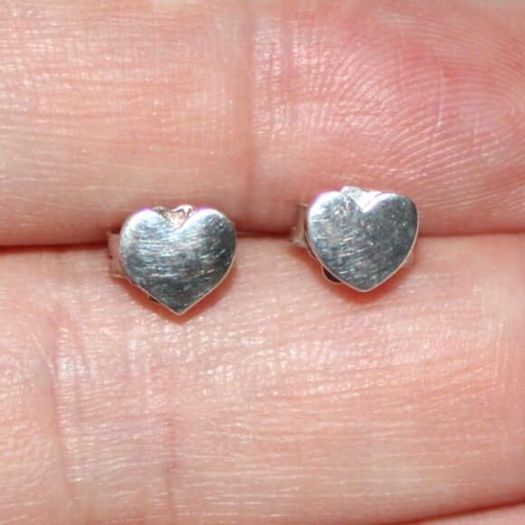 Tiny Sterling Silver Heart Stud Earrings Dyadema - Picture 3 of 3